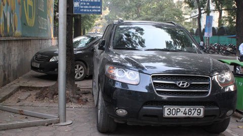 Mặc dù đã có biển cấm dừng đỗ, nhưng các phương tiện vẫn tự ý chiếm dụng vỉa hè làm nơi để xe (đường Trần Bình Trọng).