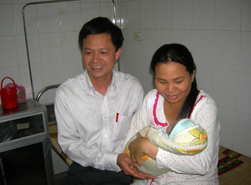 Biết tin con được xuất viện từ chiều qua, anh Chiều - bố bé, đã khấp khởi mừng. Từ sáng sớm, anh đã đợi ở bệnh viện mong làm thủ tục, tuy nhiên theo quy định của bệnh viện phải đến 10h rưỡi gia đình mới được đón hai mẹ con. Biết tin con được xuất viện từ chiều qua, anh Chiều - bố bé, đã khấp khởi mừng. Từ sáng sớm, anh đã đợi ở bệnh viện mong làm thủ tục, tuy nhiên theo quy định của bệnh viện phải đến 10h rưỡi gia đình mới được đón hai mẹ con.