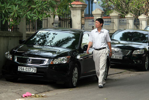 ...khiến người đi bộ chỉ còn cách đi dưới lòng đường.