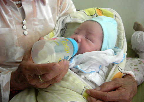 Bé vẫn chưa quen bú mẹ nên bú được rất ít, nhưng đưa bình vào là mút chùn chụt, nín khóc luôn. Bố cháu cho biết, khi con được tròn tháng, gia đình sẽ làm bữa liên hoan hoành tráng mời họ hàng, làng xóm đến chia vui. Bé vẫn chưa quen bú mẹ nên bú được rất ít, nhưng đưa bình vào là mút chùn chụt, nín khóc luôn. Bố cháu cho biết, khi con được tròn tháng, gia đình sẽ làm bữa liên hoan hoành tráng mời họ hàng, làng xóm đến chia vui.