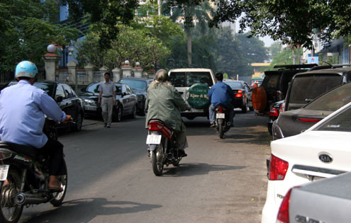 Phố Trần Quốc Toản nối với phố Yết Kiêu cũng bị chiếm dụng lòng và lề đường làm bãi trông giữ ôtô...