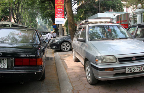 Phố Nguyễn Du (đâm ra phố Yết Kiêu) cũng tràn ngập ôtô đỗ 2 bên vỉa hè và lòng đường...