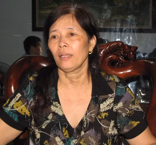 Bà Nguyễn Thị Vui, mẹ anh Thịnh trao đổi với phóng viên