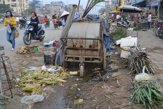 Rác thải la liệt bốc mùi hôi thối nồng nặc Rác thải la liệt bốc mùi hôi thối nồng nặc