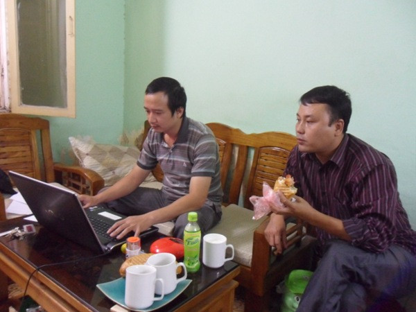 Hai kỹ sư chỉ ăn qua loa bữa trưa với bánh mì để tiếp tục tác chiến với giải pháp ùn tắc giao thông