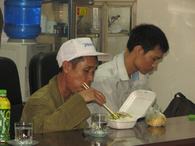 Người nhà chị Thơm phải tá túc lại để theo dõi sự việc