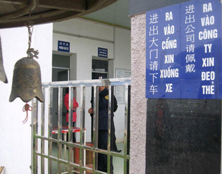 Bảo vệ ngăn không cho PV tiếp xúc với lãnh đạo Bảo vệ ngăn không cho PV tiếp xúc với lãnh đạo