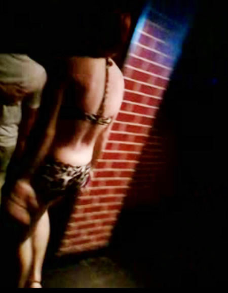 Một cô gái tranh thủ ra khu vực vệ sinh để “bắt liên lạc” với dân chơi. Ảnh: C.K