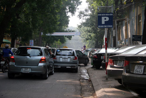 Tình trạng ùn ứ giao thông cũng thường xảy ra trên con phố này.