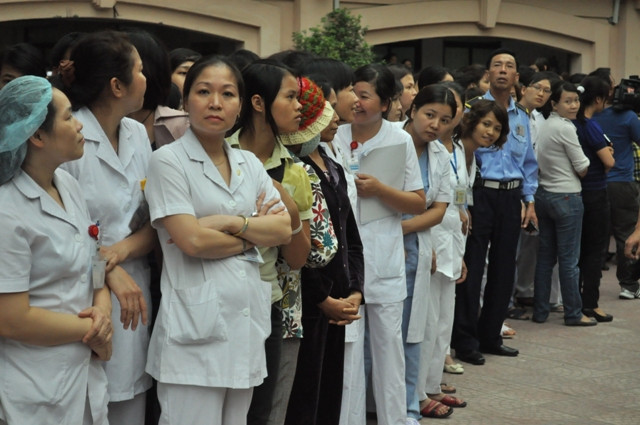 Rất đông người là thân nhân của chị Thơm, y, bác sỹ đang chờ đón giây phút thấy cháu bé. (ảnh : Tuấn Nam) Rất đông người là thân nhân của chị Thơm, y, bác sỹ đang chờ đón giây phút thấy cháu bé. (ảnh : Tuấn Nam)