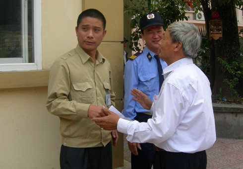 Vì nóng lòng muốn đưa con, cháu về sớm, gia đình anh Chiều đã lấy giấy ra viện tạm thời cho cháu, rồi chiều quay lại làm nốt thủ tục thanh toán. Từ sau vụ bắt cóc bé Trường khi mới 3 ngày tuổi, Bệnh viện Phụ sản Trung ương bắt đầu thắt chặt an ninh, sản phụ muốn đưa con ra khỏi viện phải xuất trình giấy tờ. Vì nóng lòng muốn đưa con, cháu về sớm, gia đình anh Chiều đã lấy giấy ra viện tạm thời cho cháu, rồi chiều quay lại làm nốt thủ tục thanh toán. Từ sau vụ bắt cóc bé Trường khi mới 3 ngày tuổi, Bệnh viện Phụ sản Trung ương bắt đầu thắt chặt an ninh, sản phụ muốn đưa con ra khỏi viện phải xuất trình giấy tờ.