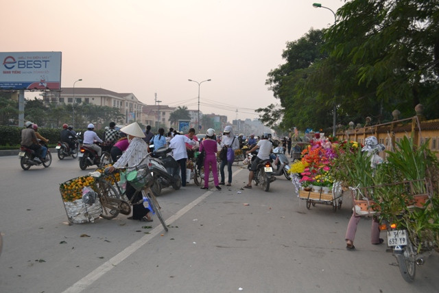 Tràn lan hàng bán hoa quả, cây cảnh giữa quốc lộ. Tràn lan hàng bán hoa quả, cây cảnh giữa quốc lộ.