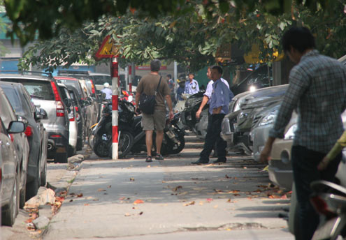 Người đi bộ không còn lối đi trên vỉa hè...