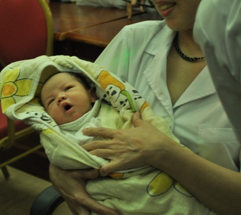 Cháu Trường qua 5 ngày xa mẹ đã trở về bụ bẫm và hồng hào. (ảnh: Tuấn Nam)