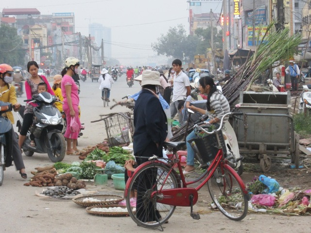 Rau, củ, thịt cá cũng được bán ngay ở lòng đường Rau, củ, thịt cá cũng được bán ngay ở lòng đường