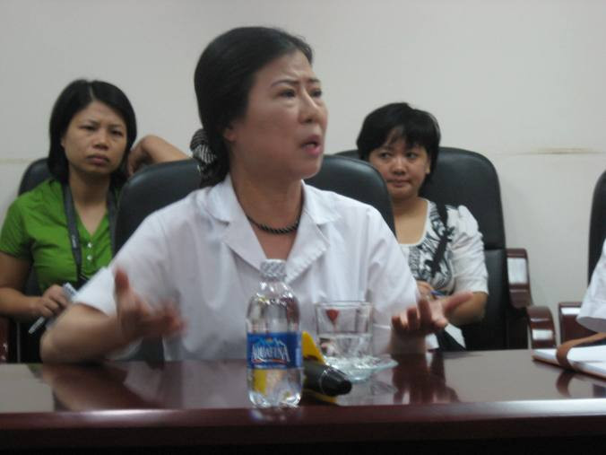 BS Tuyết Lan, Trưởng khoa Sản 2 đang "đối chất" với người nhà bệnh nhân. BS Tuyết Lan, Trưởng khoa Sản 2 đang "đối chất" với người nhà bệnh nhân.