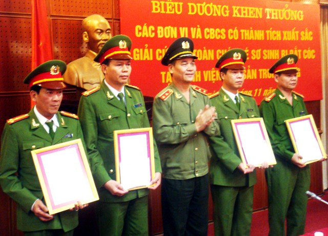Trung tướng Nguyễn Đức Nhanh, GĐ Công an TP Hà Nội trao thưởng cho các đơn vị, cá nhân đã có thành tích giải cứu cháu bé bị bắt cóc về với gia đình an toàn. Trung tướng Nguyễn Đức Nhanh, GĐ Công an TP Hà Nội trao thưởng cho các đơn vị, cá nhân đã có thành tích giải cứu cháu bé bị bắt cóc về với gia đình an toàn.