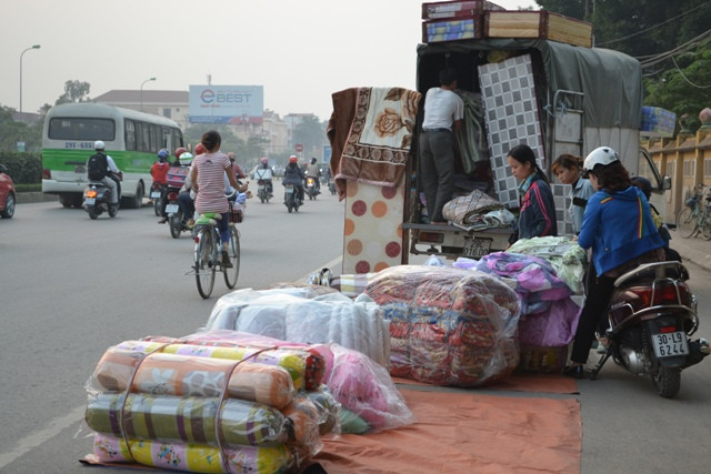 Quần áo, chăn màn cũng được bày bán la liệt dưới lòng đường Quần áo, chăn màn cũng được bày bán la liệt dưới lòng đường