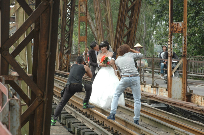 Cô dâu, chú rể tạo dáng và "thế" để cho bức ảnh hấp dẫn nhưng họ đã quên mất sự nguy hiểm đang rình rập Cô dâu, chú rể tạo dáng và "thế" để cho bức ảnh hấp dẫn nhưng họ đã quên mất sự nguy hiểm đang rình rập