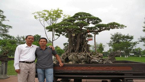 Chủ nhân 'Mâm xôi con gà' và một người hâm mộ.