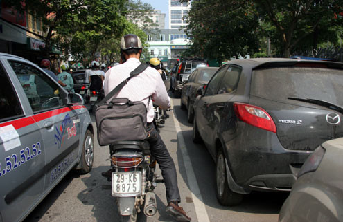 ...trong khi dưới lòng đường thì thường xuyên tắc dài bởi bãi xe nằm tại đây.