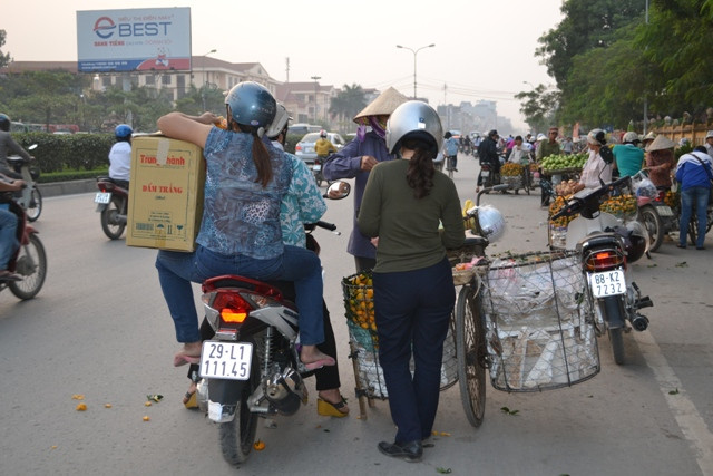 Người mua vô tư dừng lại giữa đường mặc cả, mua hàng. Người mua vô tư dừng lại giữa đường mặc cả, mua hàng.