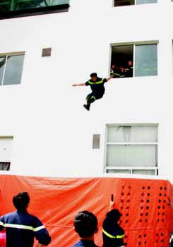 Khi bước chân vào một ngôi nhà cao tầng, nhiều tầng, việc đầu tiên bạn cần phải để ý xem cầu thang bộ, cầu thang thoát nạn ở đâu. Có thể bạn đi bằng lối thang máy nhưng vẫn cần đưa mắt chú ý đến vị trí đặt các phương tiện chữa cháy để khi xảy ra hỏa hoạn, các phương tiện này có thể giúp bạn thoát nạn. Hoặc đôi khi các cuộn dây vòi nước chính là các “dây” cứu nạn khi có hỏa hoạn. Khi có cháy hãy bình tĩnh suy xét là yếu tố quan trọng nhất. Dùng các thiết bị chữa cháy có sẵn dập tắt đám cháy. Nếu không dập được cháy hãy đóng cửa phòng bị cháy lại. Tìm các lối thoát nạn sẵn có theo đèn chỉ dẫn (hoặc nghe thông báo qua hệ thống truyền thanh, vô tuyến). Có thể tìm lối thoát sang các phòng khác. Lưu ý hãy sử dụng cầu thang bộ hay theo lối đèn có chữ "EXIT" - lối ra để thoát nạn. Tuyệt đối không dùng thang máy vì khi xảy ra hỏa hoạn có thể nguồn điện bị ngắt, bạn sẽ bạn kẹt trong đó. Đồng thời trên đường đi, hãy báo cho hàng xóm hoặc những người khác ở các phòng lân cận biết đang có cháy xảy ra. Nếu phải băng qua lửa thì hãy dùng chăn, áo thấm nước ướt trùm lên người. Bò hoặc đi khom người khi di chuyển trong vùng có nhiều khói. Nếu có điều kiện, hãy dùng khăn thấm nước để bị lên mũi sẽ giúp hạn chế hít phải khí độc. Lưu ý: nếu phải mở cửa hãy kiểm tra nhiệt độ trước khi mở (bằng cách sờ tay vào cửa). Nếu nhiệt độ quá cao, tuyệt đối không được mở. Khi mở cửa, nên tránh mặt, né người sang một bên đề phòng lửa tạt (để tránh tổn thương do hiện tượng chênh lệch áp suất). Khi vào phòng nếu thấy có khói lùa vào hãy dùng vải, giẻ ướt chặn lấy chân cửa. Nếu không tìm thấy lối ra cửa chính, hãy di chuyển ra ban công hoặc mở cửa sổ. Rồi từ ban công/cửa sổ hãy hô to cho mọi người biết. Sau đó gọi ngay cho lực lượng phòng cháy chữa cháy (số 114) để thông báo vị trí cụ thể của mình. Trong khi chờ đợi lực lượng phòng cháy chữa cháy chuyên nghiệp, hãy tìm các phương tiện cứu nạn có sẵn trong tòa nhà được trang bị từ trước như thang, dây thoát hiểm để xuống. Hãy quan sát kỹ để tìm kiếm phương tiện, đôi khi tấm rèm, ga xé dọc, quần áo gió buộc lại cũng có thể là phương tiện giúp bạn thoát nạn. Lưu ý, tuyệt đối không hoảng hốt, nhảy từ trên cao xuống sẽ rất nguy hiểm. Khi có thang, đệm của lực lượng phòng cháy chữa cháy, cứu hộ cứu nạn đến và được yêu cầu, bạn mới nhảy xuống. Khi bước chân vào một ngôi nhà cao tầng, nhiều tầng, việc đầu tiên bạn cần phải để ý xem cầu thang bộ, cầu thang thoát nạn ở đâu. Có thể bạn đi bằng lối thang máy nhưng vẫn cần đưa mắt chú ý đến vị trí đặt các phương tiện chữa cháy để khi xảy ra hỏa hoạn, các phương tiện này có thể giúp bạn thoát nạn. Hoặc đôi khi các cuộn dây vòi nước chính là các “dây” cứu nạn khi có hỏa hoạn. Khi có cháy hãy bình tĩnh suy xét là yếu tố quan trọng nhất. Dùng các thiết bị chữa cháy có sẵn dập tắt đám cháy. Nếu không dập được cháy hãy đóng cửa phòng bị cháy lại. Tìm các lối thoát nạn sẵn có theo đèn chỉ dẫn (hoặc nghe thông báo qua hệ thống truyền thanh, vô tuyến). Có thể tìm lối thoát sang các phòng khác. Lưu ý hãy sử dụng cầu thang bộ hay theo lối đèn có chữ "EXIT" - lối ra để thoát nạn. Tuyệt đối không dùng thang máy vì khi xảy ra hỏa hoạn có thể nguồn điện bị ngắt, bạn sẽ bạn kẹt trong đó. Đồng thời trên đường đi, hãy báo cho hàng xóm hoặc những người khác ở các phòng lân cận biết đang có cháy xảy ra. Nếu phải băng qua lửa thì hãy dùng chăn, áo thấm nước ướt trùm lên người. Bò hoặc đi khom người khi di chuyển trong vùng có nhiều khói. Nếu có điều kiện, hãy dùng khăn thấm nước để bị lên mũi sẽ giúp hạn chế hít phải khí độc. Lưu ý: nếu phải mở cửa hãy kiểm tra nhiệt độ trước khi mở (bằng cách sờ tay vào cửa). Nếu nhiệt độ quá cao, tuyệt đối không được mở. Khi mở cửa, nên tránh mặt, né người sang một bên đề phòng lửa tạt (để tránh tổn thương do hiện tượng chênh lệch áp suất). Khi vào phòng nếu thấy có khói lùa vào hãy dùng vải, giẻ ướt chặn lấy chân cửa. Nếu không tìm thấy lối ra cửa chính, hãy di chuyển ra ban công hoặc mở cửa sổ. Rồi từ ban công/cửa sổ hãy hô to cho mọi người biết. Sau đó gọi ngay cho lực lượng phòng cháy chữa cháy (số 114) để thông báo vị trí cụ thể của mình. Trong khi chờ đợi lực lượng phòng cháy chữa cháy chuyên nghiệp, hãy tìm các phương tiện cứu nạn có sẵn trong tòa nhà được trang bị từ trước như thang, dây thoát hiểm để xuống. Hãy quan sát kỹ để tìm kiếm phương tiện, đôi khi tấm rèm, ga xé dọc, quần áo gió buộc lại cũng có thể là phương tiện giúp bạn thoát nạn. Lưu ý, tuyệt đối không hoảng hốt, nhảy từ trên cao xuống sẽ rất nguy hiểm. Khi có thang, đệm của lực lượng phòng cháy chữa cháy, cứu hộ cứu nạn đến và được yêu cầu, bạn mới nhảy xuống.