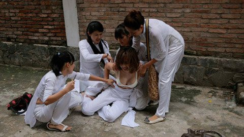 Một cảnh trong phim "Bóng ma học đường". Một cảnh trong phim "Bóng ma học đường".