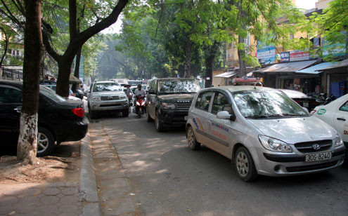 Điều này khiến cả tuyến phố thường xuyên ùn tắc dù không phải giờ cao điểm.