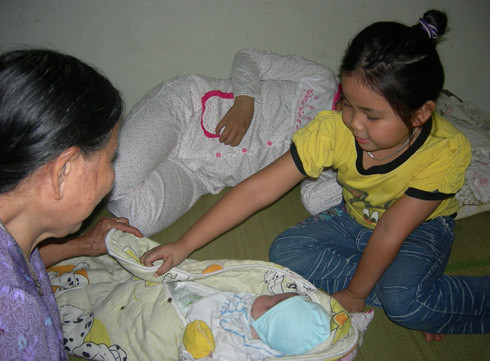 Đang học lớp Một nhưng Ngân rất ra dáng người chị, luôn miệng cười nói vui vẻ: "bố, bố lấy gối cho em nằm" rồi lại "bố xách đồ lên cho em đi"... Đang học lớp Một nhưng Ngân rất ra dáng người chị, luôn miệng cười nói vui vẻ: "bố, bố lấy gối cho em nằm" rồi lại "bố xách đồ lên cho em đi"...