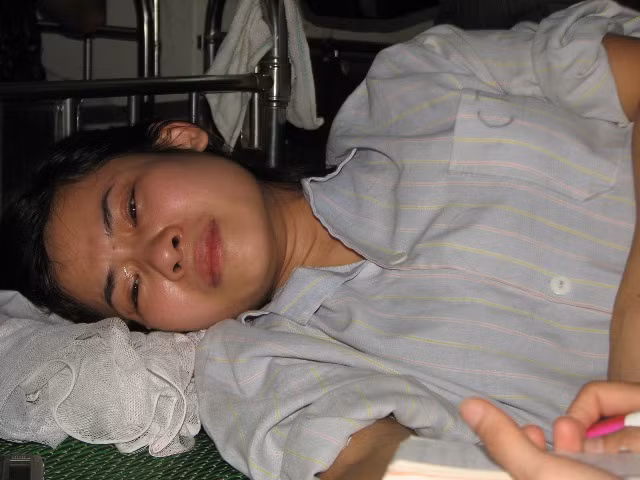 Chị Lý không cầm được nước mắt khi nhớ lại câu chuyện buồn đã qua