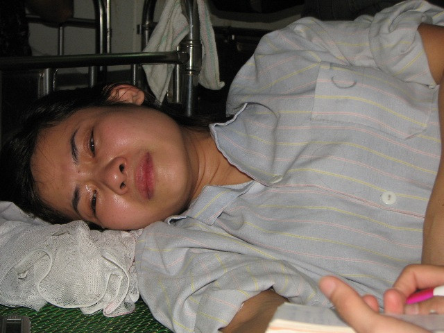 Chị Lý không thể cầm lòng khi nhớ lại quảng thời gian vừa qua với nỗi sợ hãi tột cùng