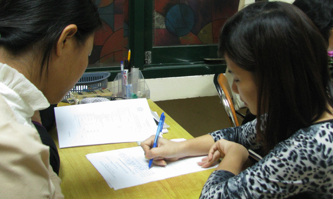 Chị Lê Thị Lý đang cùng các nhân viên Phòng Tham vấn - Trung tâm Phụ nữ & Phát triển, hoàn tất các thủ tục gia nhập Ngôi nhà bình yên Chị Lê Thị Lý đang cùng các nhân viên Phòng Tham vấn - Trung tâm Phụ nữ & Phát triển, hoàn tất các thủ tục gia nhập Ngôi nhà bình yên