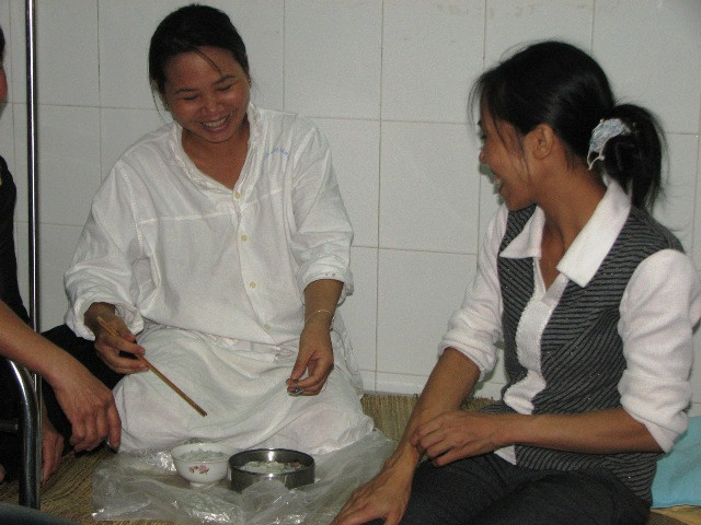 Niềm vui mừng khôn tả của chị Thơm khi tìm được con mình. (ảnh: Hải Sơn)