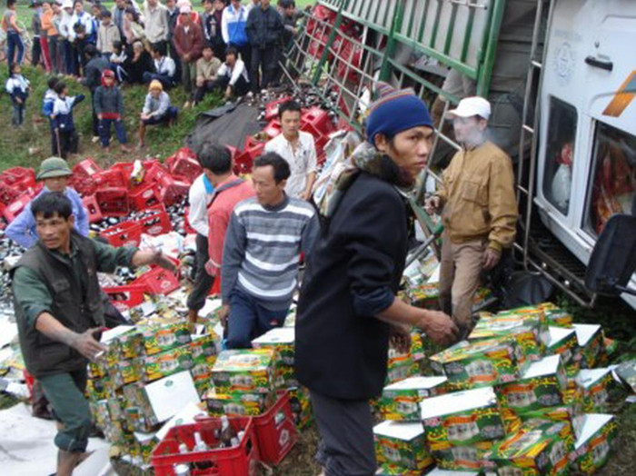 Cảnh người dân "hôi bia" trên quốc lộ 1A Cảnh người dân "hôi bia" trên quốc lộ 1A