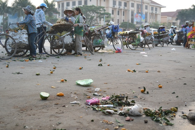 Con đường ngập vỏ cam, vỏ quýt, nilon.. Con đường ngập vỏ cam, vỏ quýt, nilon..
