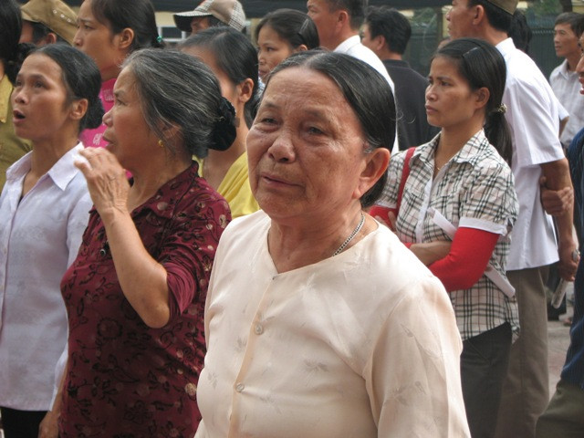 Bà Vũ Thị Quyết khóc thương cho đứa cháu đang bặt vô âm tín...