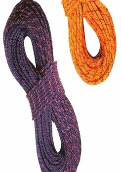 Khi bước chân vào một ngôi nhà cao tầng, nhiều tầng, việc đầu tiên bạn cần phải để ý xem cầu thang bộ, cầu thang thoát nạn ở đâu. Có thể bạn đi bằng lối thang máy nhưng vẫn cần đưa mắt chú ý đến vị trí đặt các phương tiện chữa cháy để khi xảy ra hỏa hoạn, các phương tiện này có thể giúp bạn thoát nạn. Hoặc đôi khi các cuộn dây vòi nước chính là các “dây” cứu nạn khi có hỏa hoạn. Khi có cháy hãy bình tĩnh suy xét là yếu tố quan trọng nhất. Dùng các thiết bị chữa cháy có sẵn dập tắt đám cháy. Nếu không dập được cháy hãy đóng cửa phòng bị cháy lại. Tìm các lối thoát nạn sẵn có theo đèn chỉ dẫn (hoặc nghe thông báo qua hệ thống truyền thanh, vô tuyến). Có thể tìm lối thoát sang các phòng khác. Lưu ý hãy sử dụng cầu thang bộ hay theo lối đèn có chữ "EXIT" - lối ra để thoát nạn. Tuyệt đối không dùng thang máy vì khi xảy ra hỏa hoạn có thể nguồn điện bị ngắt, bạn sẽ bạn kẹt trong đó. Đồng thời trên đường đi, hãy báo cho hàng xóm hoặc những người khác ở các phòng lân cận biết đang có cháy xảy ra. Nếu phải băng qua lửa thì hãy dùng chăn, áo thấm nước ướt trùm lên người. Bò hoặc đi khom người khi di chuyển trong vùng có nhiều khói. Nếu có điều kiện, hãy dùng khăn thấm nước để bị lên mũi sẽ giúp hạn chế hít phải khí độc. Lưu ý: nếu phải mở cửa hãy kiểm tra nhiệt độ trước khi mở (bằng cách sờ tay vào cửa). Nếu nhiệt độ quá cao, tuyệt đối không được mở. Khi mở cửa, nên tránh mặt, né người sang một bên đề phòng lửa tạt (để tránh tổn thương do hiện tượng chênh lệch áp suất). Khi vào phòng nếu thấy có khói lùa vào hãy dùng vải, giẻ ướt chặn lấy chân cửa. Nếu không tìm thấy lối ra cửa chính, hãy di chuyển ra ban công hoặc mở cửa sổ. Rồi từ ban công/cửa sổ hãy hô to cho mọi người biết. Sau đó gọi ngay cho lực lượng phòng cháy chữa cháy (số 114) để thông báo vị trí cụ thể của mình. Trong khi chờ đợi lực lượng phòng cháy chữa cháy chuyên nghiệp, hãy tìm các phương tiện cứu nạn có sẵn trong tòa nhà được trang bị từ trước như thang, dây thoát hiểm để xuống. Hãy quan sát kỹ để tìm kiếm phương tiện, đôi khi tấm rèm, ga xé dọc, quần áo gió buộc lại cũng có thể là phương tiện giúp bạn thoát nạn. Lưu ý, tuyệt đối không hoảng hốt, nhảy từ trên cao xuống sẽ rất nguy hiểm. Khi có thang, đệm của lực lượng phòng cháy chữa cháy, cứu hộ cứu nạn đến và được yêu cầu, bạn mới nhảy xuống. Khi bước chân vào một ngôi nhà cao tầng, nhiều tầng, việc đầu tiên bạn cần phải để ý xem cầu thang bộ, cầu thang thoát nạn ở đâu. Có thể bạn đi bằng lối thang máy nhưng vẫn cần đưa mắt chú ý đến vị trí đặt các phương tiện chữa cháy để khi xảy ra hỏa hoạn, các phương tiện này có thể giúp bạn thoát nạn. Hoặc đôi khi các cuộn dây vòi nước chính là các “dây” cứu nạn khi có hỏa hoạn. Khi có cháy hãy bình tĩnh suy xét là yếu tố quan trọng nhất. Dùng các thiết bị chữa cháy có sẵn dập tắt đám cháy. Nếu không dập được cháy hãy đóng cửa phòng bị cháy lại. Tìm các lối thoát nạn sẵn có theo đèn chỉ dẫn (hoặc nghe thông báo qua hệ thống truyền thanh, vô tuyến). Có thể tìm lối thoát sang các phòng khác. Lưu ý hãy sử dụng cầu thang bộ hay theo lối đèn có chữ "EXIT" - lối ra để thoát nạn. Tuyệt đối không dùng thang máy vì khi xảy ra hỏa hoạn có thể nguồn điện bị ngắt, bạn sẽ bạn kẹt trong đó. Đồng thời trên đường đi, hãy báo cho hàng xóm hoặc những người khác ở các phòng lân cận biết đang có cháy xảy ra. Nếu phải băng qua lửa thì hãy dùng chăn, áo thấm nước ướt trùm lên người. Bò hoặc đi khom người khi di chuyển trong vùng có nhiều khói. Nếu có điều kiện, hãy dùng khăn thấm nước để bị lên mũi sẽ giúp hạn chế hít phải khí độc. Lưu ý: nếu phải mở cửa hãy kiểm tra nhiệt độ trước khi mở (bằng cách sờ tay vào cửa). Nếu nhiệt độ quá cao, tuyệt đối không được mở. Khi mở cửa, nên tránh mặt, né người sang một bên đề phòng lửa tạt (để tránh tổn thương do hiện tượng chênh lệch áp suất). Khi vào phòng nếu thấy có khói lùa vào hãy dùng vải, giẻ ướt chặn lấy chân cửa. Nếu không tìm thấy lối ra cửa chính, hãy di chuyển ra ban công hoặc mở cửa sổ. Rồi từ ban công/cửa sổ hãy hô to cho mọi người biết. Sau đó gọi ngay cho lực lượng phòng cháy chữa cháy (số 114) để thông báo vị trí cụ thể của mình. Trong khi chờ đợi lực lượng phòng cháy chữa cháy chuyên nghiệp, hãy tìm các phương tiện cứu nạn có sẵn trong tòa nhà được trang bị từ trước như thang, dây thoát hiểm để xuống. Hãy quan sát kỹ để tìm kiếm phương tiện, đôi khi tấm rèm, ga xé dọc, quần áo gió buộc lại cũng có thể là phương tiện giúp bạn thoát nạn. Lưu ý, tuyệt đối không hoảng hốt, nhảy từ trên cao xuống sẽ rất nguy hiểm. Khi có thang, đệm của lực lượng phòng cháy chữa cháy, cứu hộ cứu nạn đến và được yêu cầu, bạn mới nhảy xuống.