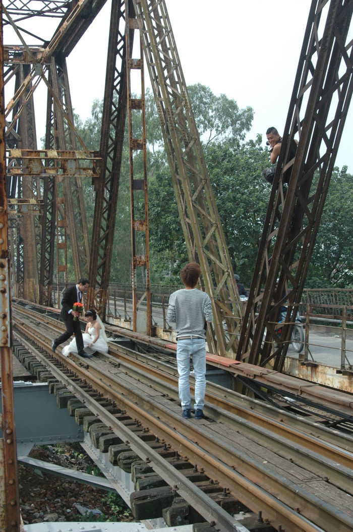 Thợ chụp ảnh leo trèo như trong phim chưởng. Thợ chụp ảnh leo trèo như trong phim chưởng.