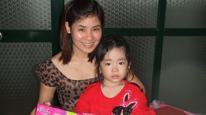 Mẹ con chị Lê Thị Lý. (Ảnh chụp sáng 28/11- phunutoday).