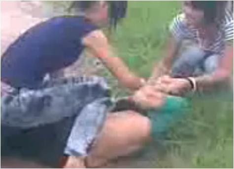 Liên tiếp những cú đánh vào người bạn gái và kèm theo những lời lẽ không thể chấp nhận được của nhóm nữ sinh này. Liên tiếp những cú đánh vào người bạn gái và kèm theo những lời lẽ không thể chấp nhận được của nhóm nữ sinh này.