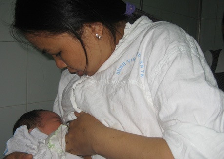 Bé Phạm Xuân Hà trong vòng tay của mẹ