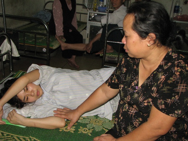 Người mẹ của chị Lý đau đớn, xót xa khi chứng kiến cảnh con gái mình bị hành hạ.