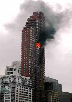 Khi bước chân vào một ngôi nhà cao tầng, nhiều tầng, việc đầu tiên bạn cần phải để ý xem cầu thang bộ, cầu thang thoát nạn ở đâu. Có thể bạn đi bằng lối thang máy nhưng vẫn cần đưa mắt chú ý đến vị trí đặt các phương tiện chữa cháy để khi xảy ra hỏa hoạn, các phương tiện này có thể giúp bạn thoát nạn. Hoặc đôi khi các cuộn dây vòi nước chính là các “dây” cứu nạn khi có hỏa hoạn. Khi có cháy hãy bình tĩnh suy xét là yếu tố quan trọng nhất. Dùng các thiết bị chữa cháy có sẵn dập tắt đám cháy. Nếu không dập được cháy hãy đóng cửa phòng bị cháy lại. Tìm các lối thoát nạn sẵn có theo đèn chỉ dẫn (hoặc nghe thông báo qua hệ thống truyền thanh, vô tuyến). Có thể tìm lối thoát sang các phòng khác. Lưu ý hãy sử dụng cầu thang bộ hay theo lối đèn có chữ "EXIT" - lối ra để thoát nạn. Tuyệt đối không dùng thang máy vì khi xảy ra hỏa hoạn có thể nguồn điện bị ngắt, bạn sẽ bạn kẹt trong đó. Đồng thời trên đường đi, hãy báo cho hàng xóm hoặc những người khác ở các phòng lân cận biết đang có cháy xảy ra. Nếu phải băng qua lửa thì hãy dùng chăn, áo thấm nước ướt trùm lên người. Bò hoặc đi khom người khi di chuyển trong vùng có nhiều khói. Nếu có điều kiện, hãy dùng khăn thấm nước để bị lên mũi sẽ giúp hạn chế hít phải khí độc. Lưu ý: nếu phải mở cửa hãy kiểm tra nhiệt độ trước khi mở (bằng cách sờ tay vào cửa). Nếu nhiệt độ quá cao, tuyệt đối không được mở. Khi mở cửa, nên tránh mặt, né người sang một bên đề phòng lửa tạt (để tránh tổn thương do hiện tượng chênh lệch áp suất). Khi vào phòng nếu thấy có khói lùa vào hãy dùng vải, giẻ ướt chặn lấy chân cửa. Nếu không tìm thấy lối ra cửa chính, hãy di chuyển ra ban công hoặc mở cửa sổ. Rồi từ ban công/cửa sổ hãy hô to cho mọi người biết. Sau đó gọi ngay cho lực lượng phòng cháy chữa cháy (số 114) để thông báo vị trí cụ thể của mình. Trong khi chờ đợi lực lượng phòng cháy chữa cháy chuyên nghiệp, hãy tìm các phương tiện cứu nạn có sẵn trong tòa nhà được trang bị từ trước như thang, dây thoát hiểm để xuống. Hãy quan sát kỹ để tìm kiếm phương tiện, đôi khi tấm rèm, ga xé dọc, quần áo gió buộc lại cũng có thể là phương tiện giúp bạn thoát nạn. Lưu ý, tuyệt đối không hoảng hốt, nhảy từ trên cao xuống sẽ rất nguy hiểm. Khi có thang, đệm của lực lượng phòng cháy chữa cháy, cứu hộ cứu nạn đến và được yêu cầu, bạn mới nhảy xuống. Khi bước chân vào một ngôi nhà cao tầng, nhiều tầng, việc đầu tiên bạn cần phải để ý xem cầu thang bộ, cầu thang thoát nạn ở đâu. Có thể bạn đi bằng lối thang máy nhưng vẫn cần đưa mắt chú ý đến vị trí đặt các phương tiện chữa cháy để khi xảy ra hỏa hoạn, các phương tiện này có thể giúp bạn thoát nạn. Hoặc đôi khi các cuộn dây vòi nước chính là các “dây” cứu nạn khi có hỏa hoạn. Khi có cháy hãy bình tĩnh suy xét là yếu tố quan trọng nhất. Dùng các thiết bị chữa cháy có sẵn dập tắt đám cháy. Nếu không dập được cháy hãy đóng cửa phòng bị cháy lại. Tìm các lối thoát nạn sẵn có theo đèn chỉ dẫn (hoặc nghe thông báo qua hệ thống truyền thanh, vô tuyến). Có thể tìm lối thoát sang các phòng khác. Lưu ý hãy sử dụng cầu thang bộ hay theo lối đèn có chữ "EXIT" - lối ra để thoát nạn. Tuyệt đối không dùng thang máy vì khi xảy ra hỏa hoạn có thể nguồn điện bị ngắt, bạn sẽ bạn kẹt trong đó. Đồng thời trên đường đi, hãy báo cho hàng xóm hoặc những người khác ở các phòng lân cận biết đang có cháy xảy ra. Nếu phải băng qua lửa thì hãy dùng chăn, áo thấm nước ướt trùm lên người. Bò hoặc đi khom người khi di chuyển trong vùng có nhiều khói. Nếu có điều kiện, hãy dùng khăn thấm nước để bị lên mũi sẽ giúp hạn chế hít phải khí độc. Lưu ý: nếu phải mở cửa hãy kiểm tra nhiệt độ trước khi mở (bằng cách sờ tay vào cửa). Nếu nhiệt độ quá cao, tuyệt đối không được mở. Khi mở cửa, nên tránh mặt, né người sang một bên đề phòng lửa tạt (để tránh tổn thương do hiện tượng chênh lệch áp suất). Khi vào phòng nếu thấy có khói lùa vào hãy dùng vải, giẻ ướt chặn lấy chân cửa. Nếu không tìm thấy lối ra cửa chính, hãy di chuyển ra ban công hoặc mở cửa sổ. Rồi từ ban công/cửa sổ hãy hô to cho mọi người biết. Sau đó gọi ngay cho lực lượng phòng cháy chữa cháy (số 114) để thông báo vị trí cụ thể của mình. Trong khi chờ đợi lực lượng phòng cháy chữa cháy chuyên nghiệp, hãy tìm các phương tiện cứu nạn có sẵn trong tòa nhà được trang bị từ trước như thang, dây thoát hiểm để xuống. Hãy quan sát kỹ để tìm kiếm phương tiện, đôi khi tấm rèm, ga xé dọc, quần áo gió buộc lại cũng có thể là phương tiện giúp bạn thoát nạn. Lưu ý, tuyệt đối không hoảng hốt, nhảy từ trên cao xuống sẽ rất nguy hiểm. Khi có thang, đệm của lực lượng phòng cháy chữa cháy, cứu hộ cứu nạn đến và được yêu cầu, bạn mới nhảy xuống.