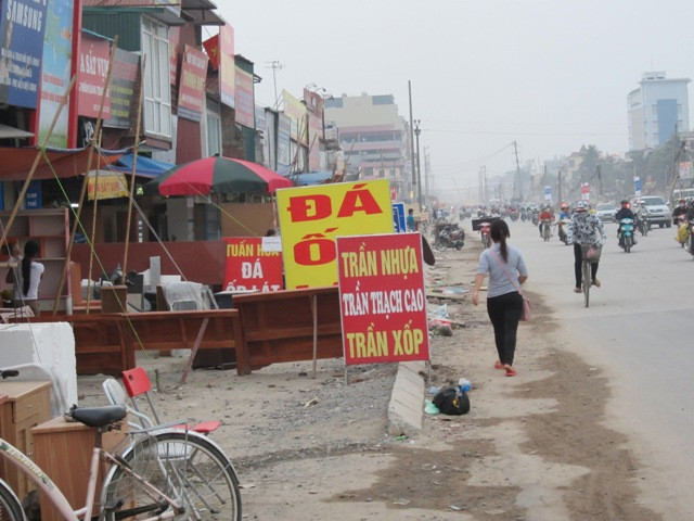 Người đi bộ phải đi dưới lòng đường Người đi bộ phải đi dưới lòng đường