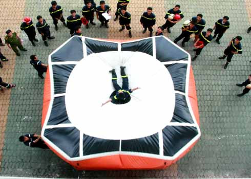 Khi bước chân vào một ngôi nhà cao tầng, nhiều tầng, việc đầu tiên bạn cần phải để ý xem cầu thang bộ, cầu thang thoát nạn ở đâu. Có thể bạn đi bằng lối thang máy nhưng vẫn cần đưa mắt chú ý đến vị trí đặt các phương tiện chữa cháy để khi xảy ra hỏa hoạn, các phương tiện này có thể giúp bạn thoát nạn. Hoặc đôi khi các cuộn dây vòi nước chính là các “dây” cứu nạn khi có hỏa hoạn. Khi có cháy hãy bình tĩnh suy xét là yếu tố quan trọng nhất. Dùng các thiết bị chữa cháy có sẵn dập tắt đám cháy. Nếu không dập được cháy hãy đóng cửa phòng bị cháy lại. Tìm các lối thoát nạn sẵn có theo đèn chỉ dẫn (hoặc nghe thông báo qua hệ thống truyền thanh, vô tuyến). Có thể tìm lối thoát sang các phòng khác. Lưu ý hãy sử dụng cầu thang bộ hay theo lối đèn có chữ "EXIT" - lối ra để thoát nạn. Tuyệt đối không dùng thang máy vì khi xảy ra hỏa hoạn có thể nguồn điện bị ngắt, bạn sẽ bạn kẹt trong đó. Đồng thời trên đường đi, hãy báo cho hàng xóm hoặc những người khác ở các phòng lân cận biết đang có cháy xảy ra. Nếu phải băng qua lửa thì hãy dùng chăn, áo thấm nước ướt trùm lên người. Bò hoặc đi khom người khi di chuyển trong vùng có nhiều khói. Nếu có điều kiện, hãy dùng khăn thấm nước để bị lên mũi sẽ giúp hạn chế hít phải khí độc. Lưu ý: nếu phải mở cửa hãy kiểm tra nhiệt độ trước khi mở (bằng cách sờ tay vào cửa). Nếu nhiệt độ quá cao, tuyệt đối không được mở. Khi mở cửa, nên tránh mặt, né người sang một bên đề phòng lửa tạt (để tránh tổn thương do hiện tượng chênh lệch áp suất). Khi vào phòng nếu thấy có khói lùa vào hãy dùng vải, giẻ ướt chặn lấy chân cửa. Nếu không tìm thấy lối ra cửa chính, hãy di chuyển ra ban công hoặc mở cửa sổ. Rồi từ ban công/cửa sổ hãy hô to cho mọi người biết. Sau đó gọi ngay cho lực lượng phòng cháy chữa cháy (số 114) để thông báo vị trí cụ thể của mình. Trong khi chờ đợi lực lượng phòng cháy chữa cháy chuyên nghiệp, hãy tìm các phương tiện cứu nạn có sẵn trong tòa nhà được trang bị từ trước như thang, dây thoát hiểm để xuống. Hãy quan sát kỹ để tìm kiếm phương tiện, đôi khi tấm rèm, ga xé dọc, quần áo gió buộc lại cũng có thể là phương tiện giúp bạn thoát nạn. Lưu ý, tuyệt đối không hoảng hốt, nhảy từ trên cao xuống sẽ rất nguy hiểm. Khi có thang, đệm của lực lượng phòng cháy chữa cháy, cứu hộ cứu nạn đến và được yêu cầu, bạn mới nhảy xuống. Khi bước chân vào một ngôi nhà cao tầng, nhiều tầng, việc đầu tiên bạn cần phải để ý xem cầu thang bộ, cầu thang thoát nạn ở đâu. Có thể bạn đi bằng lối thang máy nhưng vẫn cần đưa mắt chú ý đến vị trí đặt các phương tiện chữa cháy để khi xảy ra hỏa hoạn, các phương tiện này có thể giúp bạn thoát nạn. Hoặc đôi khi các cuộn dây vòi nước chính là các “dây” cứu nạn khi có hỏa hoạn. Khi có cháy hãy bình tĩnh suy xét là yếu tố quan trọng nhất. Dùng các thiết bị chữa cháy có sẵn dập tắt đám cháy. Nếu không dập được cháy hãy đóng cửa phòng bị cháy lại. Tìm các lối thoát nạn sẵn có theo đèn chỉ dẫn (hoặc nghe thông báo qua hệ thống truyền thanh, vô tuyến). Có thể tìm lối thoát sang các phòng khác. Lưu ý hãy sử dụng cầu thang bộ hay theo lối đèn có chữ "EXIT" - lối ra để thoát nạn. Tuyệt đối không dùng thang máy vì khi xảy ra hỏa hoạn có thể nguồn điện bị ngắt, bạn sẽ bạn kẹt trong đó. Đồng thời trên đường đi, hãy báo cho hàng xóm hoặc những người khác ở các phòng lân cận biết đang có cháy xảy ra. Nếu phải băng qua lửa thì hãy dùng chăn, áo thấm nước ướt trùm lên người. Bò hoặc đi khom người khi di chuyển trong vùng có nhiều khói. Nếu có điều kiện, hãy dùng khăn thấm nước để bị lên mũi sẽ giúp hạn chế hít phải khí độc. Lưu ý: nếu phải mở cửa hãy kiểm tra nhiệt độ trước khi mở (bằng cách sờ tay vào cửa). Nếu nhiệt độ quá cao, tuyệt đối không được mở. Khi mở cửa, nên tránh mặt, né người sang một bên đề phòng lửa tạt (để tránh tổn thương do hiện tượng chênh lệch áp suất). Khi vào phòng nếu thấy có khói lùa vào hãy dùng vải, giẻ ướt chặn lấy chân cửa. Nếu không tìm thấy lối ra cửa chính, hãy di chuyển ra ban công hoặc mở cửa sổ. Rồi từ ban công/cửa sổ hãy hô to cho mọi người biết. Sau đó gọi ngay cho lực lượng phòng cháy chữa cháy (số 114) để thông báo vị trí cụ thể của mình. Trong khi chờ đợi lực lượng phòng cháy chữa cháy chuyên nghiệp, hãy tìm các phương tiện cứu nạn có sẵn trong tòa nhà được trang bị từ trước như thang, dây thoát hiểm để xuống. Hãy quan sát kỹ để tìm kiếm phương tiện, đôi khi tấm rèm, ga xé dọc, quần áo gió buộc lại cũng có thể là phương tiện giúp bạn thoát nạn. Lưu ý, tuyệt đối không hoảng hốt, nhảy từ trên cao xuống sẽ rất nguy hiểm. Khi có thang, đệm của lực lượng phòng cháy chữa cháy, cứu hộ cứu nạn đến và được yêu cầu, bạn mới nhảy xuống.