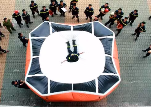 Khi bước chân vào một ngôi nhà cao tầng, nhiều tầng, việc đầu tiên bạn cần phải để ý xem cầu thang bộ, cầu thang thoát nạn ở đâu. Có thể bạn đi bằng lối thang máy nhưng vẫn cần đưa mắt chú ý đến vị trí đặt các phương tiện chữa cháy để khi xảy ra hỏa hoạn, các phương tiện này có thể giúp bạn thoát nạn. Hoặc đôi khi các cuộn dây vòi nước chính là các “dây” cứu nạn khi có hỏa hoạn. Khi có cháy hãy bình tĩnh suy xét là yếu tố quan trọng nhất. Dùng các thiết bị chữa cháy có sẵn dập tắt đám cháy. Nếu không dập được cháy hãy đóng cửa phòng bị cháy lại. Tìm các lối thoát nạn sẵn có theo đèn chỉ dẫn (hoặc nghe thông báo qua hệ thống truyền thanh, vô tuyến). Có thể tìm lối thoát sang các phòng khác. Lưu ý hãy sử dụng cầu thang bộ hay theo lối đèn có chữ "EXIT" - lối ra để thoát nạn. Tuyệt đối không dùng thang máy vì khi xảy ra hỏa hoạn có thể nguồn điện bị ngắt, bạn sẽ bạn kẹt trong đó. Đồng thời trên đường đi, hãy báo cho hàng xóm hoặc những người khác ở các phòng lân cận biết đang có cháy xảy ra. Nếu phải băng qua lửa thì hãy dùng chăn, áo thấm nước ướt trùm lên người. Bò hoặc đi khom người khi di chuyển trong vùng có nhiều khói. Nếu có điều kiện, hãy dùng khăn thấm nước để bị lên mũi sẽ giúp hạn chế hít phải khí độc. Lưu ý: nếu phải mở cửa hãy kiểm tra nhiệt độ trước khi mở (bằng cách sờ tay vào cửa). Nếu nhiệt độ quá cao, tuyệt đối không được mở. Khi mở cửa, nên tránh mặt, né người sang một bên đề phòng lửa tạt (để tránh tổn thương do hiện tượng chênh lệch áp suất). Khi vào phòng nếu thấy có khói lùa vào hãy dùng vải, giẻ ướt chặn lấy chân cửa. Nếu không tìm thấy lối ra cửa chính, hãy di chuyển ra ban công hoặc mở cửa sổ. Rồi từ ban công/cửa sổ hãy hô to cho mọi người biết. Sau đó gọi ngay cho lực lượng phòng cháy chữa cháy (số 114) để thông báo vị trí cụ thể của mình. Trong khi chờ đợi lực lượng phòng cháy chữa cháy chuyên nghiệp, hãy tìm các phương tiện cứu nạn có sẵn trong tòa nhà được trang bị từ trước như thang, dây thoát hiểm để xuống. Hãy quan sát kỹ để tìm kiếm phương tiện, đôi khi tấm rèm, ga xé dọc, quần áo gió buộc lại cũng có thể là phương tiện giúp bạn thoát nạn. Lưu ý, tuyệt đối không hoảng hốt, nhảy từ trên cao xuống sẽ rất nguy hiểm. Khi có thang, đệm của lực lượng phòng cháy chữa cháy, cứu hộ cứu nạn đến và được yêu cầu, bạn mới nhảy xuống. Khi bước chân vào một ngôi nhà cao tầng, nhiều tầng, việc đầu tiên bạn cần phải để ý xem cầu thang bộ, cầu thang thoát nạn ở đâu. Có thể bạn đi bằng lối thang máy nhưng vẫn cần đưa mắt chú ý đến vị trí đặt các phương tiện chữa cháy để khi xảy ra hỏa hoạn, các phương tiện này có thể giúp bạn thoát nạn. Hoặc đôi khi các cuộn dây vòi nước chính là các “dây” cứu nạn khi có hỏa hoạn. Khi có cháy hãy bình tĩnh suy xét là yếu tố quan trọng nhất. Dùng các thiết bị chữa cháy có sẵn dập tắt đám cháy. Nếu không dập được cháy hãy đóng cửa phòng bị cháy lại. Tìm các lối thoát nạn sẵn có theo đèn chỉ dẫn (hoặc nghe thông báo qua hệ thống truyền thanh, vô tuyến). Có thể tìm lối thoát sang các phòng khác. Lưu ý hãy sử dụng cầu thang bộ hay theo lối đèn có chữ "EXIT" - lối ra để thoát nạn. Tuyệt đối không dùng thang máy vì khi xảy ra hỏa hoạn có thể nguồn điện bị ngắt, bạn sẽ bạn kẹt trong đó. Đồng thời trên đường đi, hãy báo cho hàng xóm hoặc những người khác ở các phòng lân cận biết đang có cháy xảy ra. Nếu phải băng qua lửa thì hãy dùng chăn, áo thấm nước ướt trùm lên người. Bò hoặc đi khom người khi di chuyển trong vùng có nhiều khói. Nếu có điều kiện, hãy dùng khăn thấm nước để bị lên mũi sẽ giúp hạn chế hít phải khí độc. Lưu ý: nếu phải mở cửa hãy kiểm tra nhiệt độ trước khi mở (bằng cách sờ tay vào cửa). Nếu nhiệt độ quá cao, tuyệt đối không được mở. Khi mở cửa, nên tránh mặt, né người sang một bên đề phòng lửa tạt (để tránh tổn thương do hiện tượng chênh lệch áp suất). Khi vào phòng nếu thấy có khói lùa vào hãy dùng vải, giẻ ướt chặn lấy chân cửa. Nếu không tìm thấy lối ra cửa chính, hãy di chuyển ra ban công hoặc mở cửa sổ. Rồi từ ban công/cửa sổ hãy hô to cho mọi người biết. Sau đó gọi ngay cho lực lượng phòng cháy chữa cháy (số 114) để thông báo vị trí cụ thể của mình. Trong khi chờ đợi lực lượng phòng cháy chữa cháy chuyên nghiệp, hãy tìm các phương tiện cứu nạn có sẵn trong tòa nhà được trang bị từ trước như thang, dây thoát hiểm để xuống. Hãy quan sát kỹ để tìm kiếm phương tiện, đôi khi tấm rèm, ga xé dọc, quần áo gió buộc lại cũng có thể là phương tiện giúp bạn thoát nạn. Lưu ý, tuyệt đối không hoảng hốt, nhảy từ trên cao xuống sẽ rất nguy hiểm. Khi có thang, đệm của lực lượng phòng cháy chữa cháy, cứu hộ cứu nạn đến và được yêu cầu, bạn mới nhảy xuống.