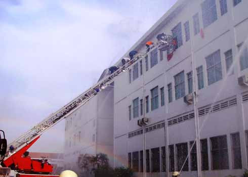 Khi bước chân vào một ngôi nhà cao tầng, nhiều tầng, việc đầu tiên bạn cần phải để ý xem cầu thang bộ, cầu thang thoát nạn ở đâu. Có thể bạn đi bằng lối thang máy nhưng vẫn cần đưa mắt chú ý đến vị trí đặt các phương tiện chữa cháy để khi xảy ra hỏa hoạn, các phương tiện này có thể giúp bạn thoát nạn. Hoặc đôi khi các cuộn dây vòi nước chính là các “dây” cứu nạn khi có hỏa hoạn. Khi có cháy hãy bình tĩnh suy xét là yếu tố quan trọng nhất. Dùng các thiết bị chữa cháy có sẵn dập tắt đám cháy. Nếu không dập được cháy hãy đóng cửa phòng bị cháy lại. Tìm các lối thoát nạn sẵn có theo đèn chỉ dẫn (hoặc nghe thông báo qua hệ thống truyền thanh, vô tuyến). Có thể tìm lối thoát sang các phòng khác. Lưu ý hãy sử dụng cầu thang bộ hay theo lối đèn có chữ "EXIT" - lối ra để thoát nạn. Tuyệt đối không dùng thang máy vì khi xảy ra hỏa hoạn có thể nguồn điện bị ngắt, bạn sẽ bạn kẹt trong đó. Đồng thời trên đường đi, hãy báo cho hàng xóm hoặc những người khác ở các phòng lân cận biết đang có cháy xảy ra. Nếu phải băng qua lửa thì hãy dùng chăn, áo thấm nước ướt trùm lên người. Bò hoặc đi khom người khi di chuyển trong vùng có nhiều khói. Nếu có điều kiện, hãy dùng khăn thấm nước để bị lên mũi sẽ giúp hạn chế hít phải khí độc. Lưu ý: nếu phải mở cửa hãy kiểm tra nhiệt độ trước khi mở (bằng cách sờ tay vào cửa). Nếu nhiệt độ quá cao, tuyệt đối không được mở. Khi mở cửa, nên tránh mặt, né người sang một bên đề phòng lửa tạt (để tránh tổn thương do hiện tượng chênh lệch áp suất). Khi vào phòng nếu thấy có khói lùa vào hãy dùng vải, giẻ ướt chặn lấy chân cửa. Nếu không tìm thấy lối ra cửa chính, hãy di chuyển ra ban công hoặc mở cửa sổ. Rồi từ ban công/cửa sổ hãy hô to cho mọi người biết. Sau đó gọi ngay cho lực lượng phòng cháy chữa cháy (số 114) để thông báo vị trí cụ thể của mình. Trong khi chờ đợi lực lượng phòng cháy chữa cháy chuyên nghiệp, hãy tìm các phương tiện cứu nạn có sẵn trong tòa nhà được trang bị từ trước như thang, dây thoát hiểm để xuống. Hãy quan sát kỹ để tìm kiếm phương tiện, đôi khi tấm rèm, ga xé dọc, quần áo gió buộc lại cũng có thể là phương tiện giúp bạn thoát nạn. Lưu ý, tuyệt đối không hoảng hốt, nhảy từ trên cao xuống sẽ rất nguy hiểm. Khi có thang, đệm của lực lượng phòng cháy chữa cháy, cứu hộ cứu nạn đến và được yêu cầu, bạn mới nhảy xuống. Khi bước chân vào một ngôi nhà cao tầng, nhiều tầng, việc đầu tiên bạn cần phải để ý xem cầu thang bộ, cầu thang thoát nạn ở đâu. Có thể bạn đi bằng lối thang máy nhưng vẫn cần đưa mắt chú ý đến vị trí đặt các phương tiện chữa cháy để khi xảy ra hỏa hoạn, các phương tiện này có thể giúp bạn thoát nạn. Hoặc đôi khi các cuộn dây vòi nước chính là các “dây” cứu nạn khi có hỏa hoạn. Khi có cháy hãy bình tĩnh suy xét là yếu tố quan trọng nhất. Dùng các thiết bị chữa cháy có sẵn dập tắt đám cháy. Nếu không dập được cháy hãy đóng cửa phòng bị cháy lại. Tìm các lối thoát nạn sẵn có theo đèn chỉ dẫn (hoặc nghe thông báo qua hệ thống truyền thanh, vô tuyến). Có thể tìm lối thoát sang các phòng khác. Lưu ý hãy sử dụng cầu thang bộ hay theo lối đèn có chữ "EXIT" - lối ra để thoát nạn. Tuyệt đối không dùng thang máy vì khi xảy ra hỏa hoạn có thể nguồn điện bị ngắt, bạn sẽ bạn kẹt trong đó. Đồng thời trên đường đi, hãy báo cho hàng xóm hoặc những người khác ở các phòng lân cận biết đang có cháy xảy ra. Nếu phải băng qua lửa thì hãy dùng chăn, áo thấm nước ướt trùm lên người. Bò hoặc đi khom người khi di chuyển trong vùng có nhiều khói. Nếu có điều kiện, hãy dùng khăn thấm nước để bị lên mũi sẽ giúp hạn chế hít phải khí độc. Lưu ý: nếu phải mở cửa hãy kiểm tra nhiệt độ trước khi mở (bằng cách sờ tay vào cửa). Nếu nhiệt độ quá cao, tuyệt đối không được mở. Khi mở cửa, nên tránh mặt, né người sang một bên đề phòng lửa tạt (để tránh tổn thương do hiện tượng chênh lệch áp suất). Khi vào phòng nếu thấy có khói lùa vào hãy dùng vải, giẻ ướt chặn lấy chân cửa. Nếu không tìm thấy lối ra cửa chính, hãy di chuyển ra ban công hoặc mở cửa sổ. Rồi từ ban công/cửa sổ hãy hô to cho mọi người biết. Sau đó gọi ngay cho lực lượng phòng cháy chữa cháy (số 114) để thông báo vị trí cụ thể của mình. Trong khi chờ đợi lực lượng phòng cháy chữa cháy chuyên nghiệp, hãy tìm các phương tiện cứu nạn có sẵn trong tòa nhà được trang bị từ trước như thang, dây thoát hiểm để xuống. Hãy quan sát kỹ để tìm kiếm phương tiện, đôi khi tấm rèm, ga xé dọc, quần áo gió buộc lại cũng có thể là phương tiện giúp bạn thoát nạn. Lưu ý, tuyệt đối không hoảng hốt, nhảy từ trên cao xuống sẽ rất nguy hiểm. Khi có thang, đệm của lực lượng phòng cháy chữa cháy, cứu hộ cứu nạn đến và được yêu cầu, bạn mới nhảy xuống.