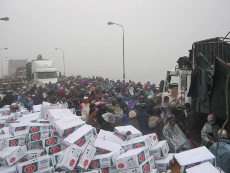 Ai nấy xông vào hôi dưa hấu làm quốc lộ 1A tắc 7 tiếng đồng hồ. Ai nấy xông vào hôi dưa hấu làm quốc lộ 1A tắc 7 tiếng đồng hồ.