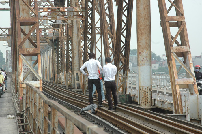 "Anh để cái áo ở xuống đường ray đã rồi sẽ chụp cho em!" "Anh để cái áo ở xuống đường ray đã rồi sẽ chụp cho em!"
